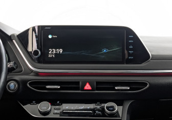 Подержанный автомобиль Hyundai Sonata 2022 года (17 фото)