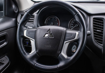 Подержанный автомобиль Mitsubishi L200 2021 года (14 фото)