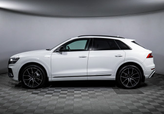 Подержанный автомобиль Audi Q8 2019 года (8 фото)