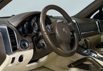 Подержанный автомобиль Porsche Cayenne 2012 года (13 фото)