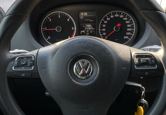 Подержанный автомобиль Volkswagen Amarok 2011 года (15 фото)