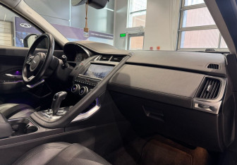 Подержанный автомобиль Jaguar E-Pace 2018 года (10 фото)