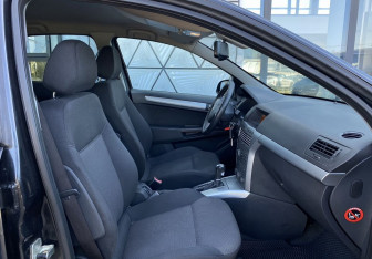 Подержанный автомобиль Opel Astra Sedan 2012 года (18 фото)