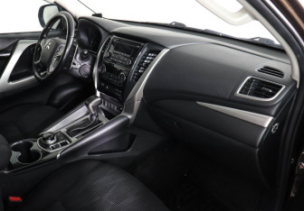 Подержанный автомобиль Mitsubishi Pajero Sport 2019 года (10 фото)