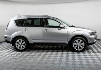 Подержанный автомобиль Mitsubishi Outlander 2010 года (4 фото)