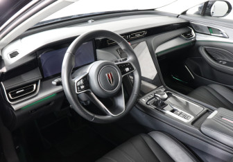 Подержанный автомобиль Hongqi H5 2024 года (9 фото)