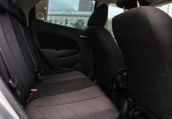 Подержанный автомобиль Mazda Demio 2011 года (8 фото)