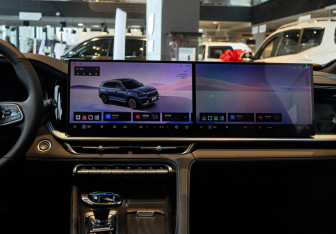 Подержанный автомобиль Geely Monjaro 2025 года (24 фото)