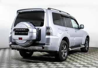 Подержанный автомобиль Mitsubishi Pajero 2013 года (3 фото)