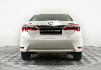 Подержанный автомобиль Toyota Corolla Sedan 2013 года (6 фото)