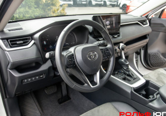 Подержанный автомобиль Toyota RAV4 2025 года (13 фото)