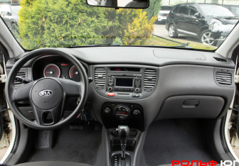 Подержанный автомобиль Kia Rio Sedan 2011 года (9 фото)