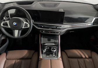 Подержанный автомобиль BMW X5 2025 года (11 фото)