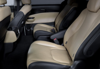 Подержанный автомобиль Kia Carnival 2023 года (10 фото)