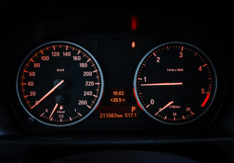 Подержанный автомобиль BMW X1 2010 года (16 фото)