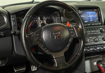 Подержанный автомобиль Nissan GT-R 2011 года (15 фото)