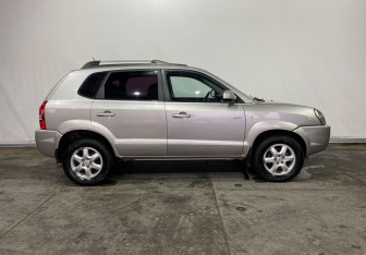 Подержанный автомобиль Hyundai Tucson 2006 года (8 фото)
