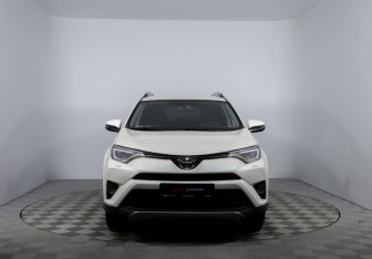 Подержанный автомобиль Toyota RAV4 2017 года (2 фото)