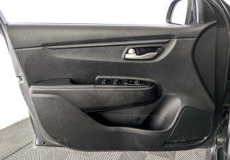 Подержанный автомобиль Kia Rio Hatchback 2021 года (19 фото)