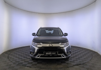 Подержанный автомобиль Mitsubishi Outlander 2020 года (2 фото)