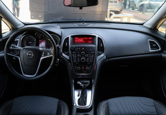 Подержанный автомобиль Opel Astra Sedan 2013 года (9 фото)