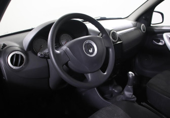 Подержанный автомобиль Renault Sandero 2013 года (8 фото)