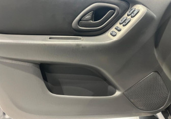 Подержанный автомобиль Mazda Tribute 2003 года (9 фото)