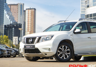 Подержанный автомобиль Nissan Terrano 2015 года (16 фото)