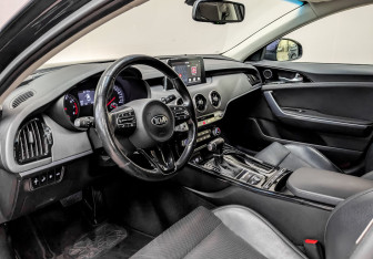 Подержанный автомобиль Kia Stinger 2019 года (16 фото)