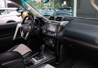 Подержанный автомобиль Toyota Land Cruiser Prado 2013 года (7 фото)