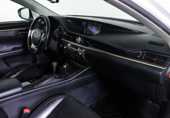 Подержанный автомобиль Lexus ES 2015 года (10 фото)