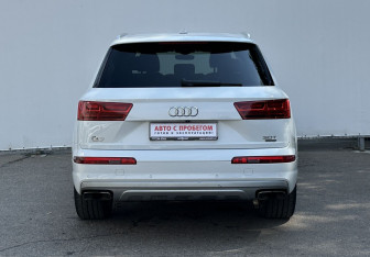 Подержанный автомобиль Audi Q7 2017 года (6 фото)