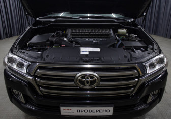 Подержанный автомобиль Toyota Land Cruiser Suv 2016 года (9 фото)