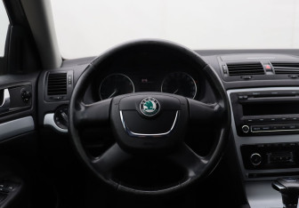 Подержанный автомобиль Skoda Octavia Liftback 2010 года (14 фото)