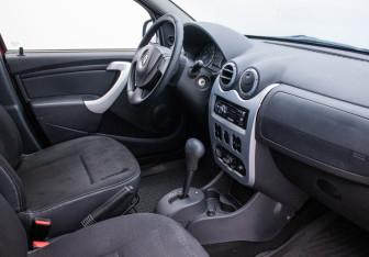 Подержанный автомобиль Renault Sandero 2012 года (10 фото)
