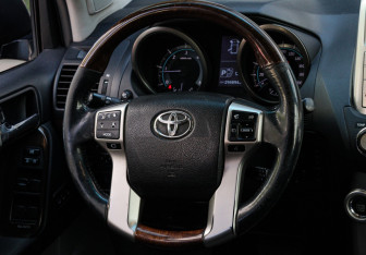 Подержанный автомобиль Toyota Land Cruiser Prado 2011 года (10 фото)