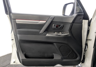 Подержанный автомобиль Mitsubishi Pajero 2014 года (19 фото)