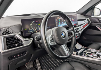 Подержанный автомобиль BMW X5 2023 года (16 фото)