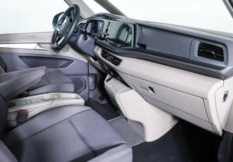 Подержанный автомобиль Volkswagen Multivan 2022 года (11 фото)