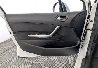 Подержанный автомобиль Peugeot 308 Hatchback 2011 года (19 фото)