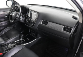 Подержанный автомобиль Mitsubishi Outlander 2019 года (10 фото)