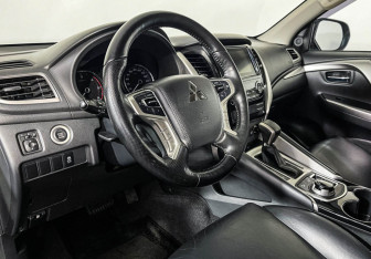 Подержанный автомобиль Mitsubishi Pajero Sport 2018 года (13 фото)