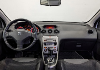 Подержанный автомобиль Peugeot 308 Hatchback 2011 года (14 фото)
