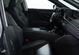 Подержанный автомобиль Lexus ES 2021 года (20 фото)