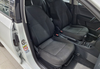 Подержанный автомобиль Skoda Rapid Liftback 2019 года (16 фото)