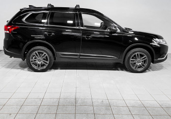 Подержанный автомобиль Mitsubishi Outlander 2021 года (4 фото)