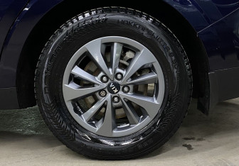 Подержанный автомобиль Kia Carnival 2021 года (10 фото)