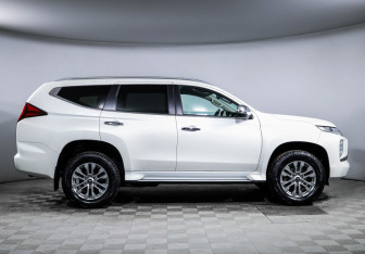 Подержанный автомобиль Mitsubishi Pajero Sport 2021 года (4 фото)