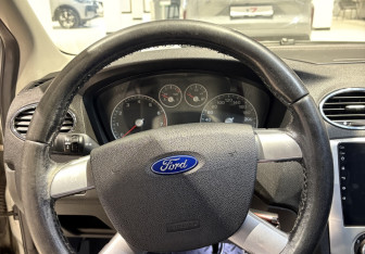 Подержанный автомобиль Ford Focus Sedan 2006 года (10 фото)