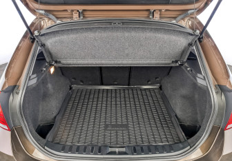 Подержанный автомобиль BMW X1 2012 года (10 фото)